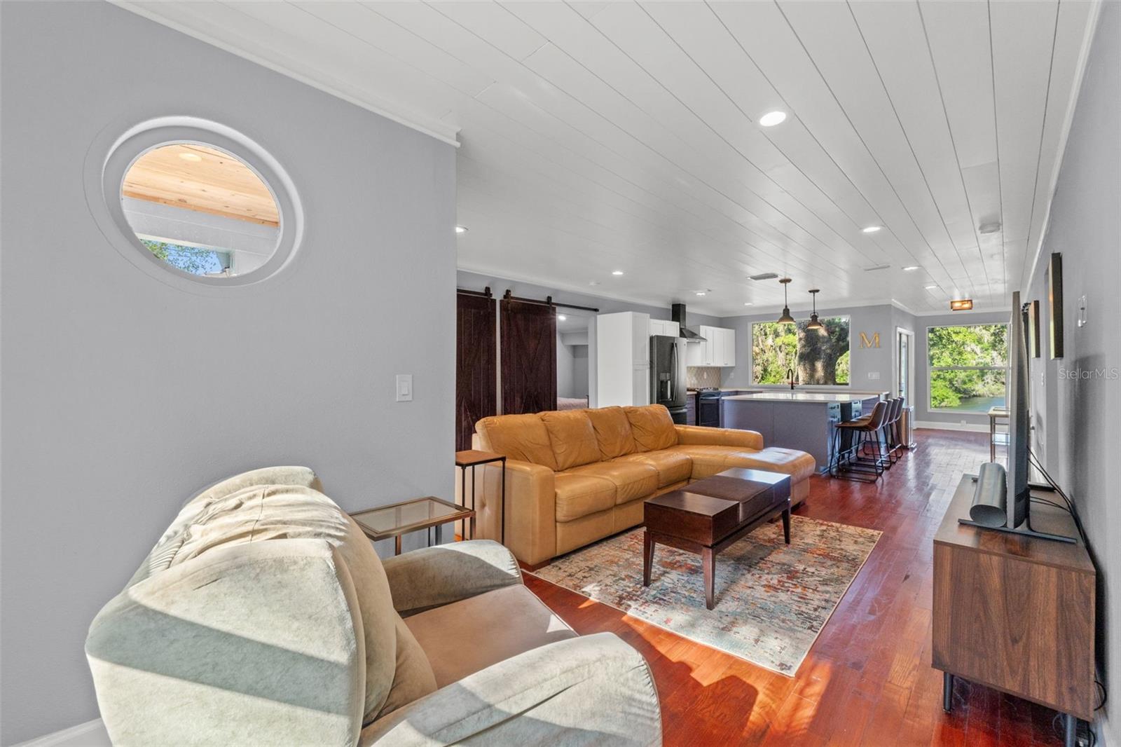 1502 E PARK CIR, TAMPA, FL — photo 13