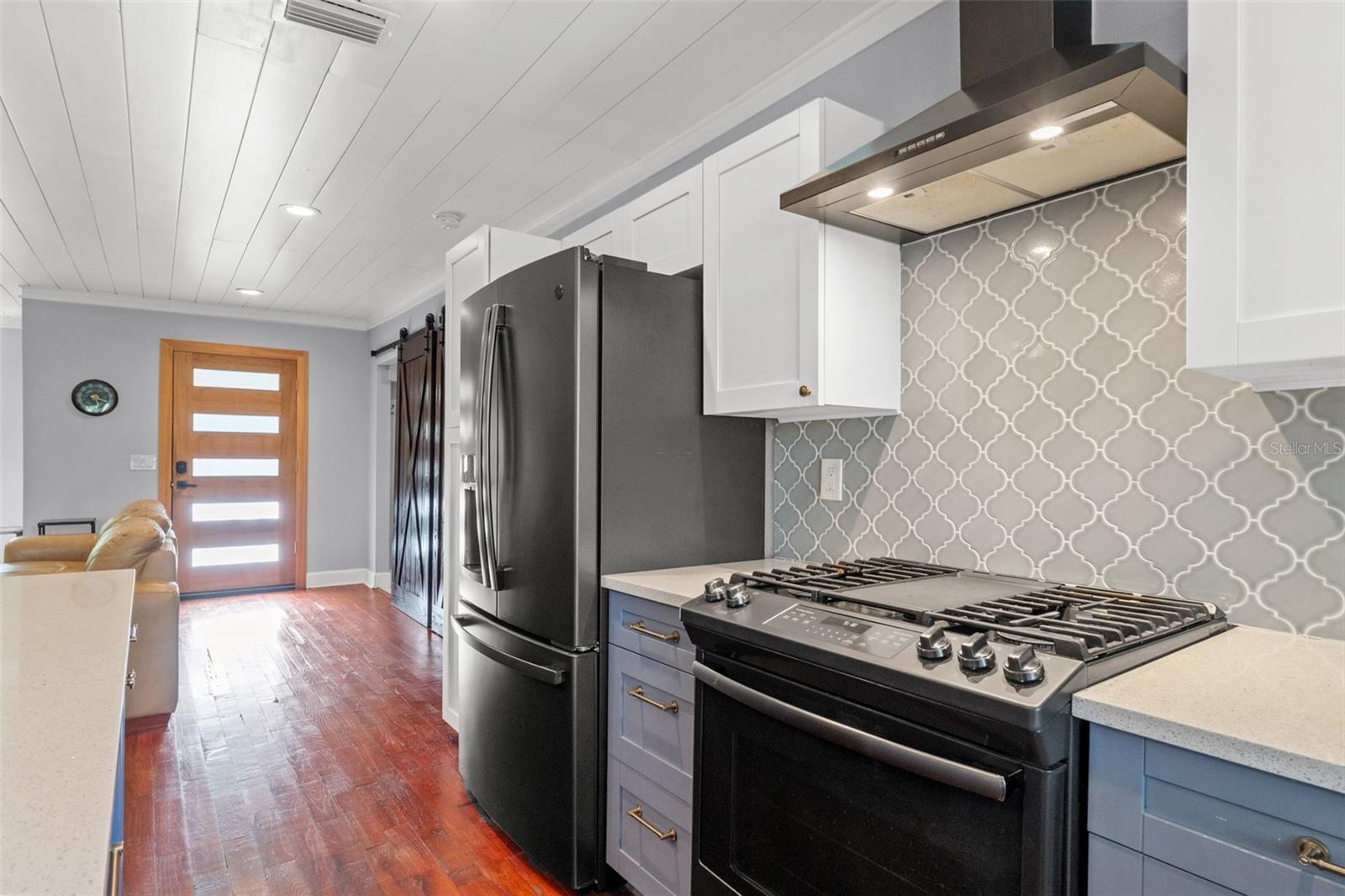1502 E PARK CIR, TAMPA, FL — photo 19