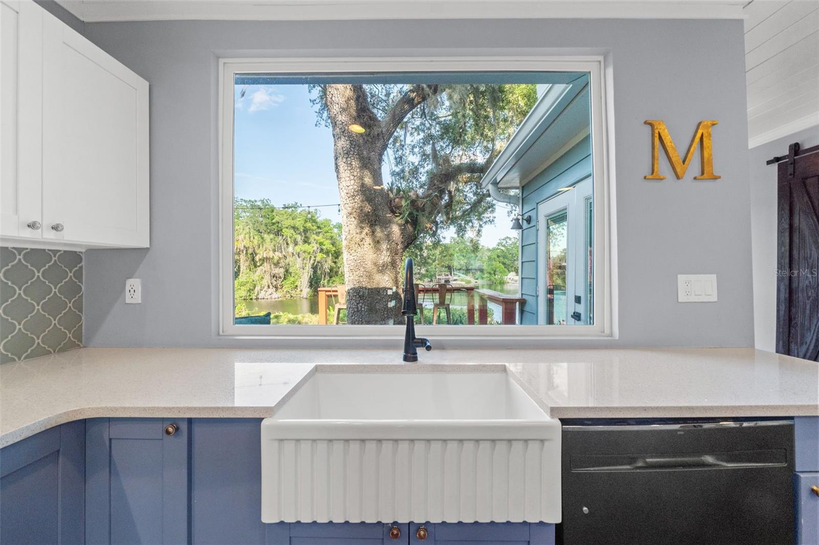 1502 E PARK CIR, TAMPA, FL — photo 21