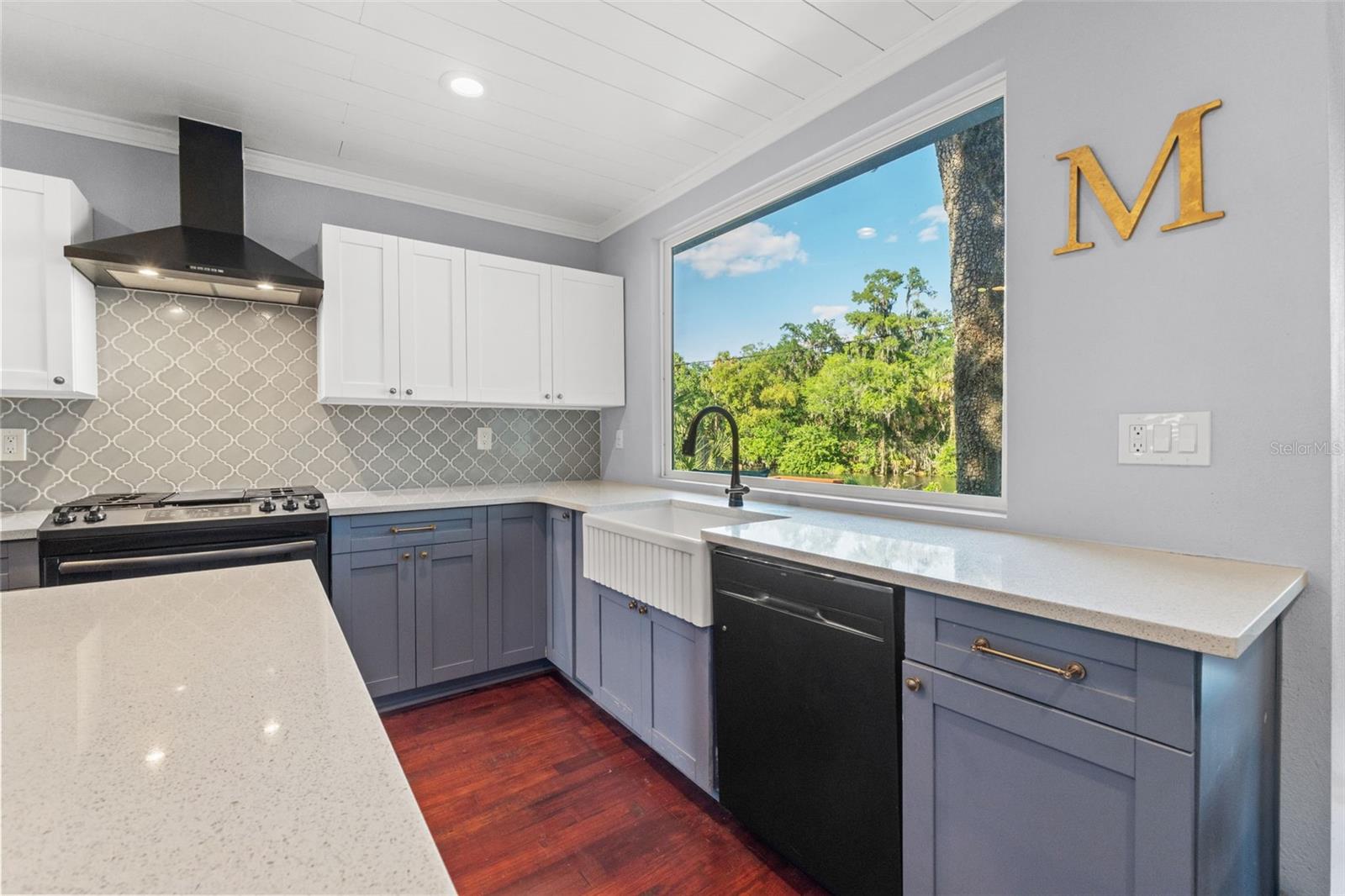 1502 E PARK CIR, TAMPA, FL — photo 22