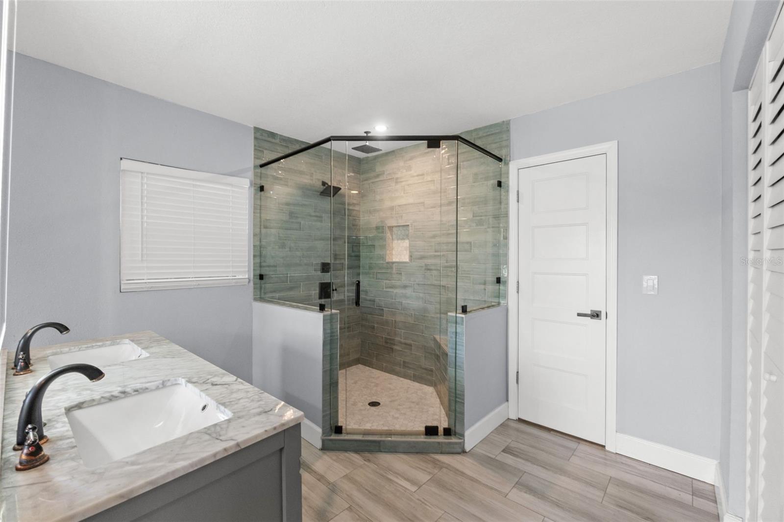 1502 E PARK CIR, TAMPA, FL — photo 34