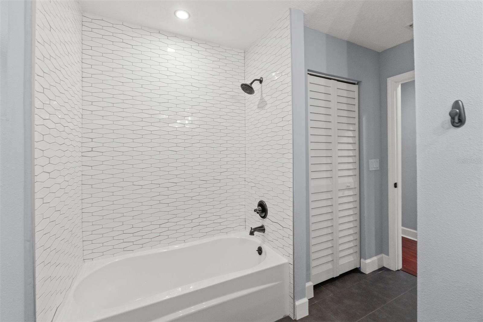 1502 E PARK CIR, TAMPA, FL — photo 39