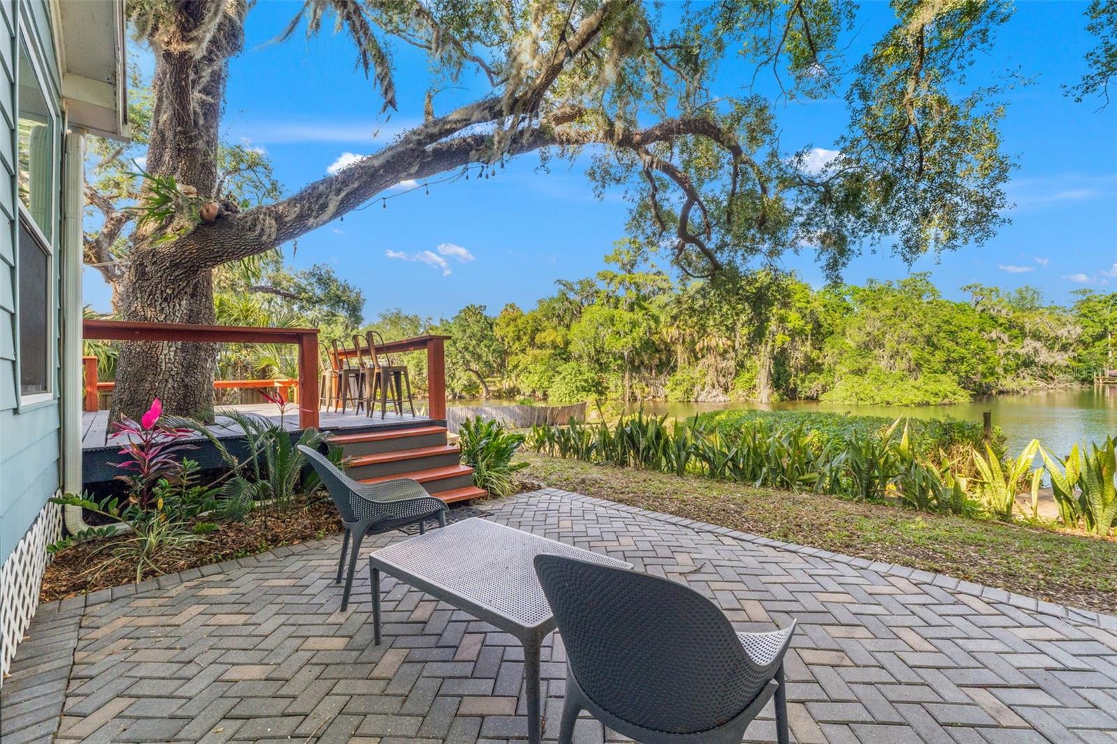 1502 E PARK CIR, TAMPA, FL — photo 42