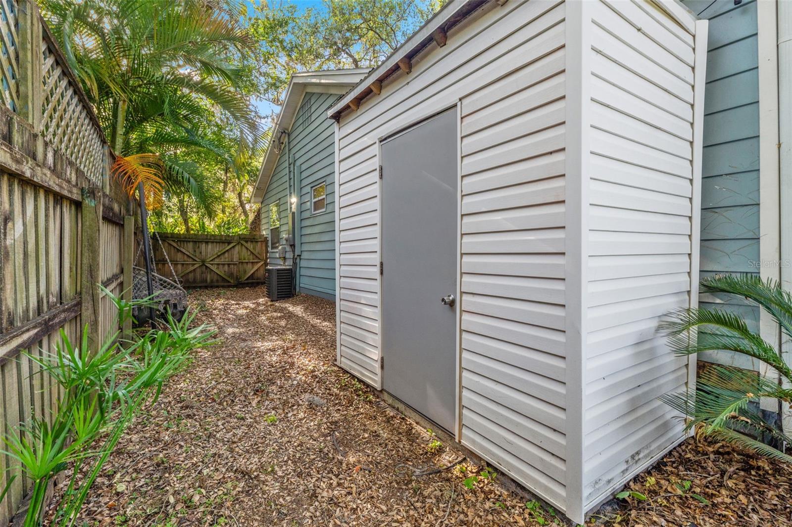 1502 E PARK CIR, TAMPA, FL — photo 45