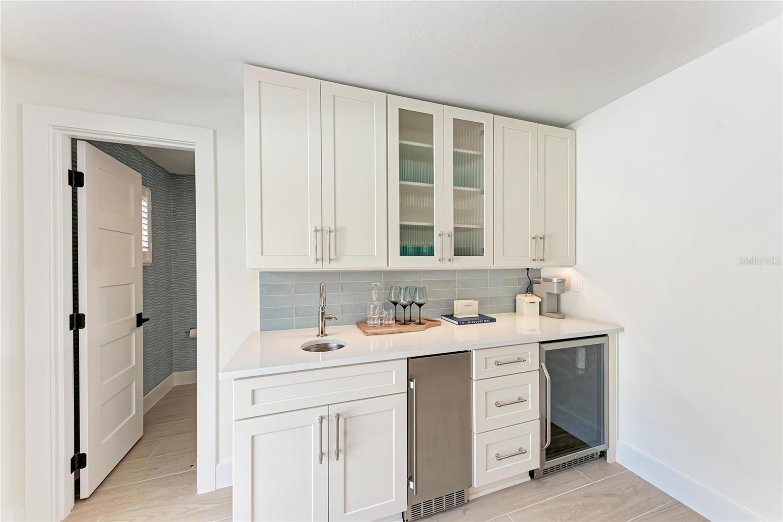 431 ISLAND CIR, SARASOTA, FL — photo 14