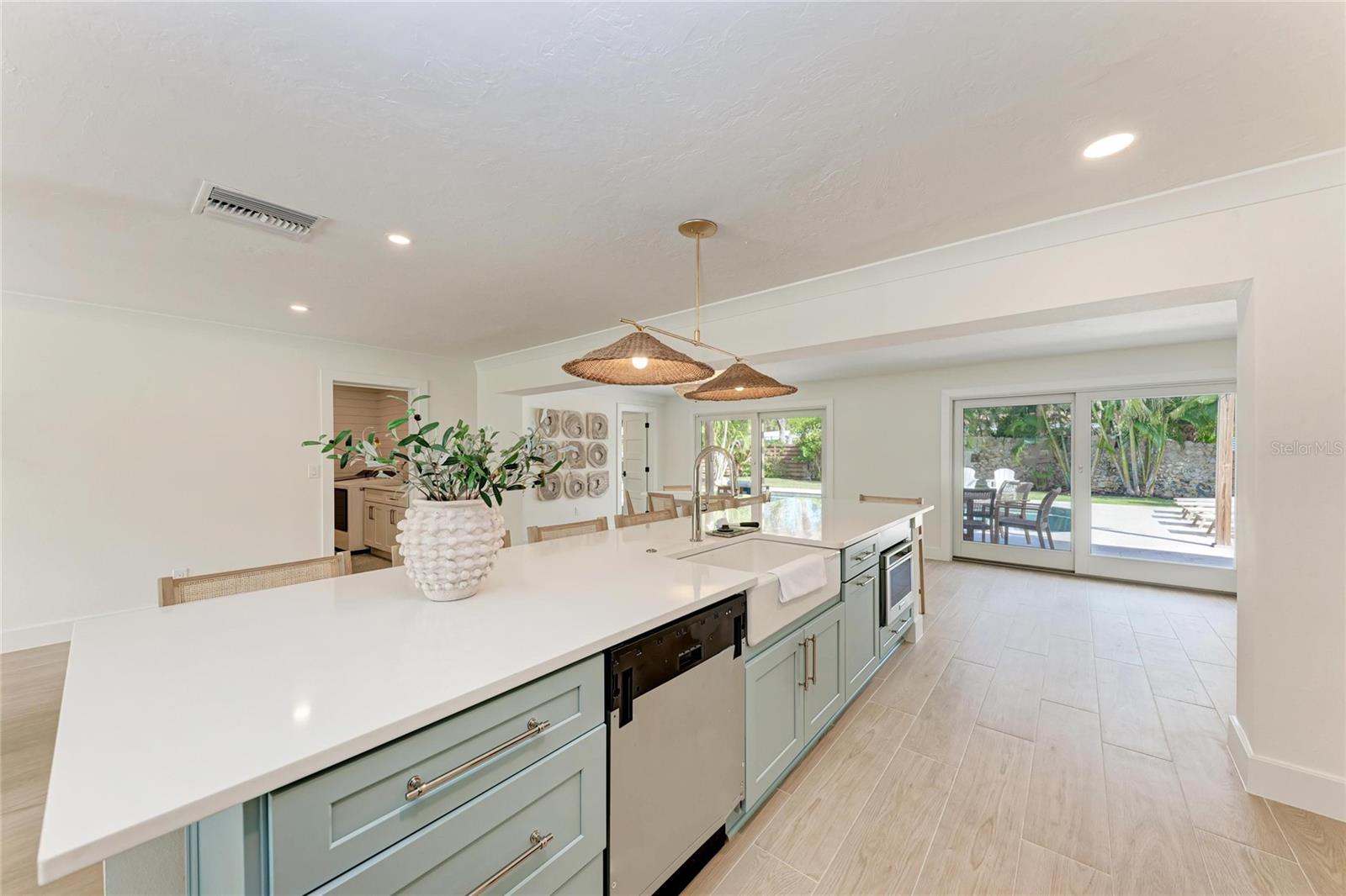 431 ISLAND CIR, SARASOTA, FL — photo 17
