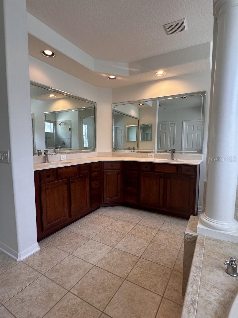 11107 GREEN PARK CIR, TAMPA, FL — photo 14
