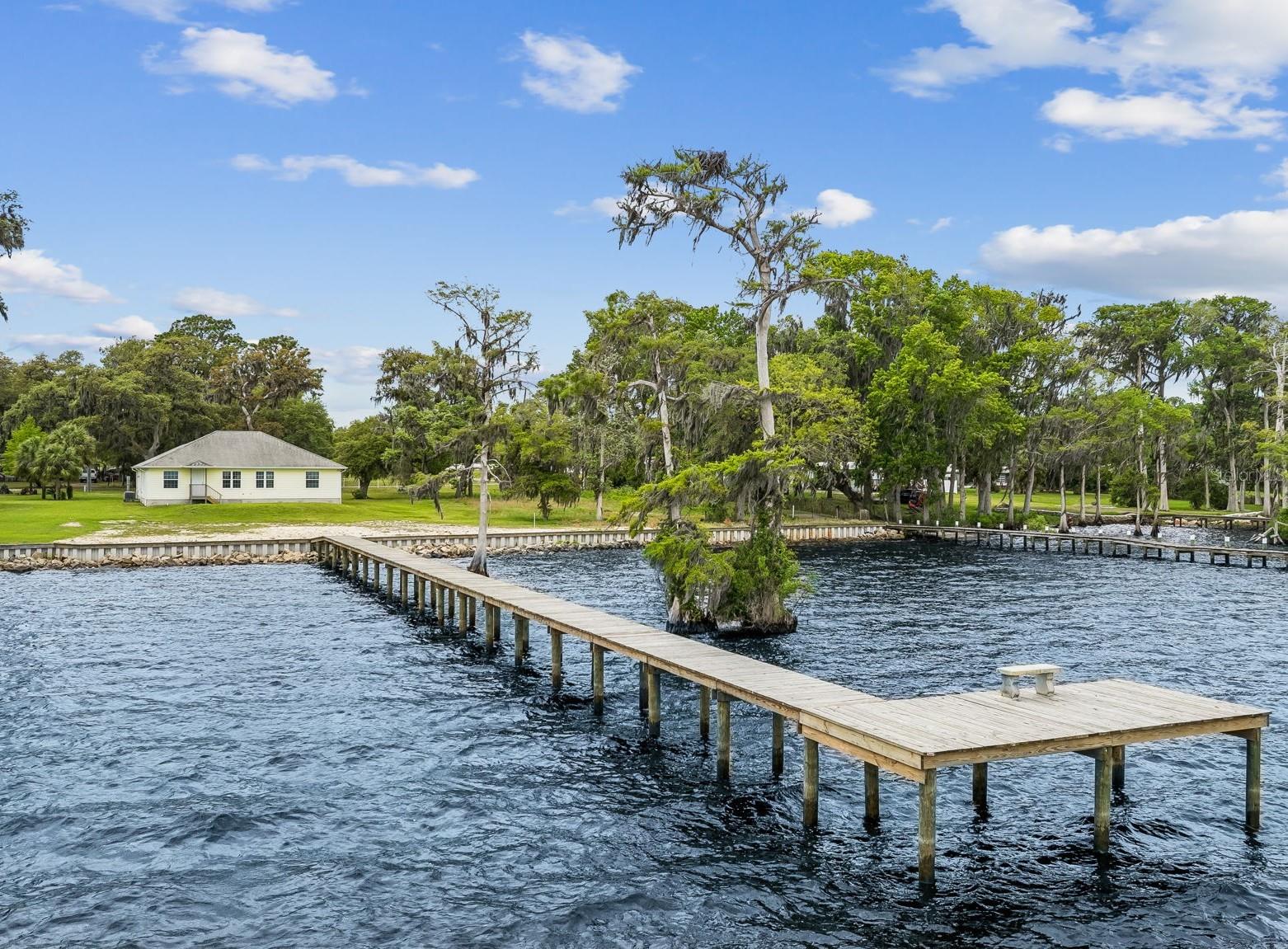 102 SANDRA LN, CRESCENT CITY, FL
