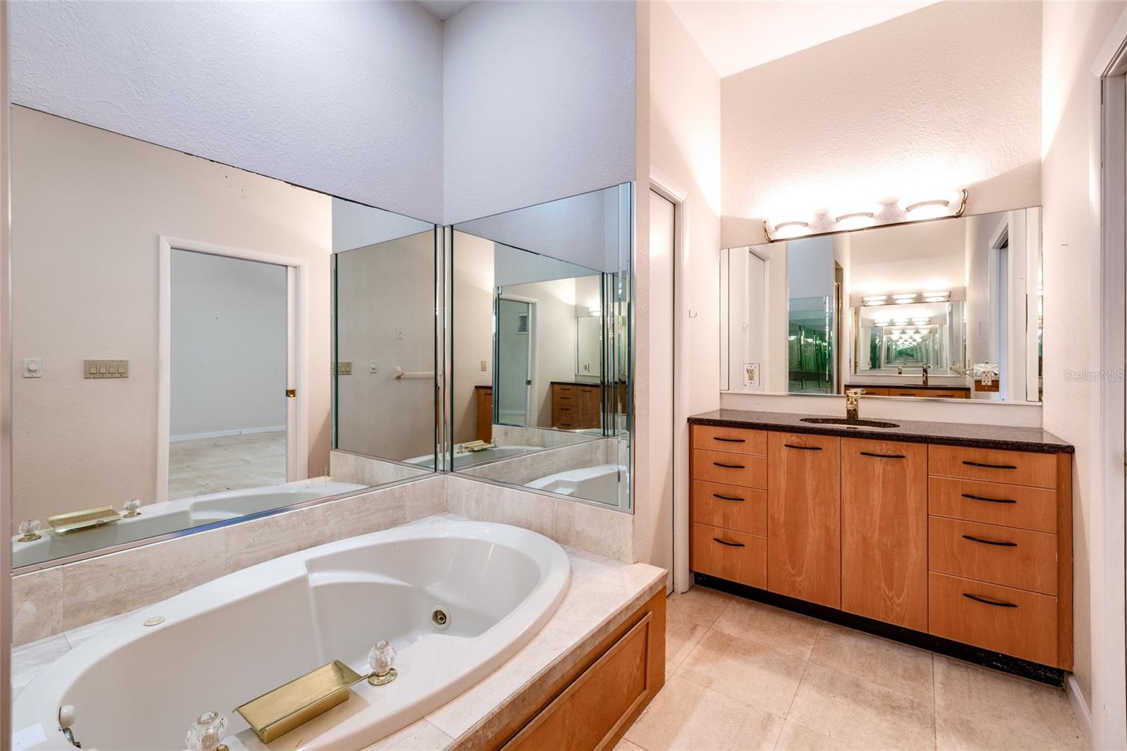 300 BRIGHTWATERS BLVD NE, ST PETERSBURG, FL — photo 26