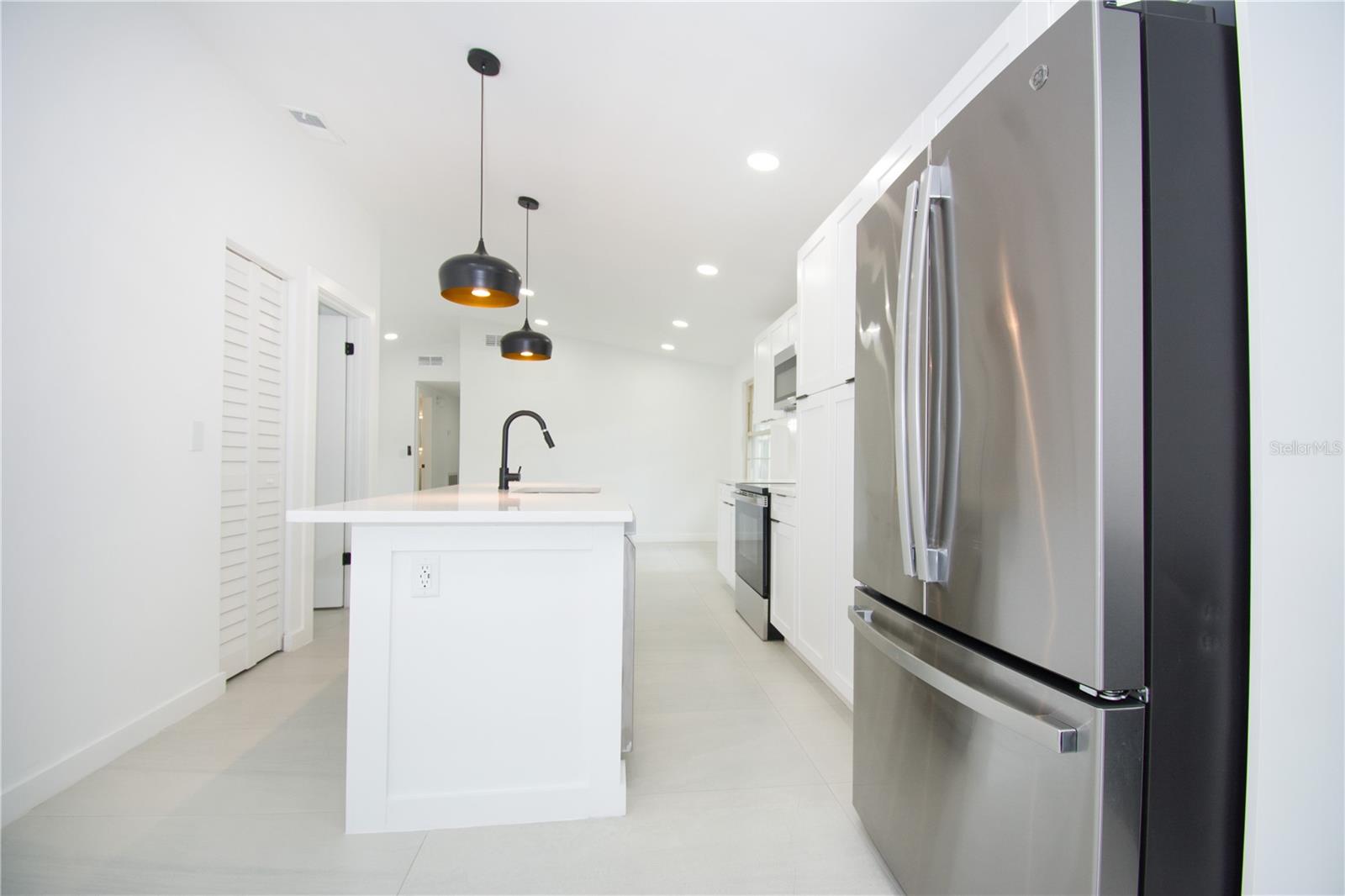 9409 LONSDALE CT, TAMPA, FL — photo 7
