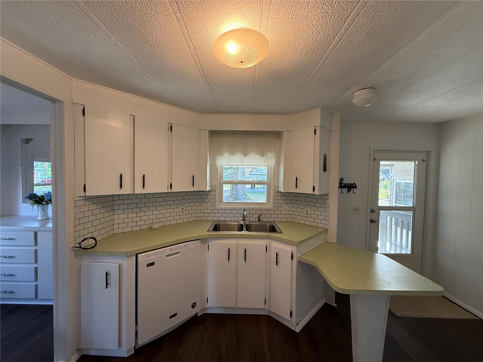 27 S BOBWHITE RD, WILDWOOD, FL — photo 6