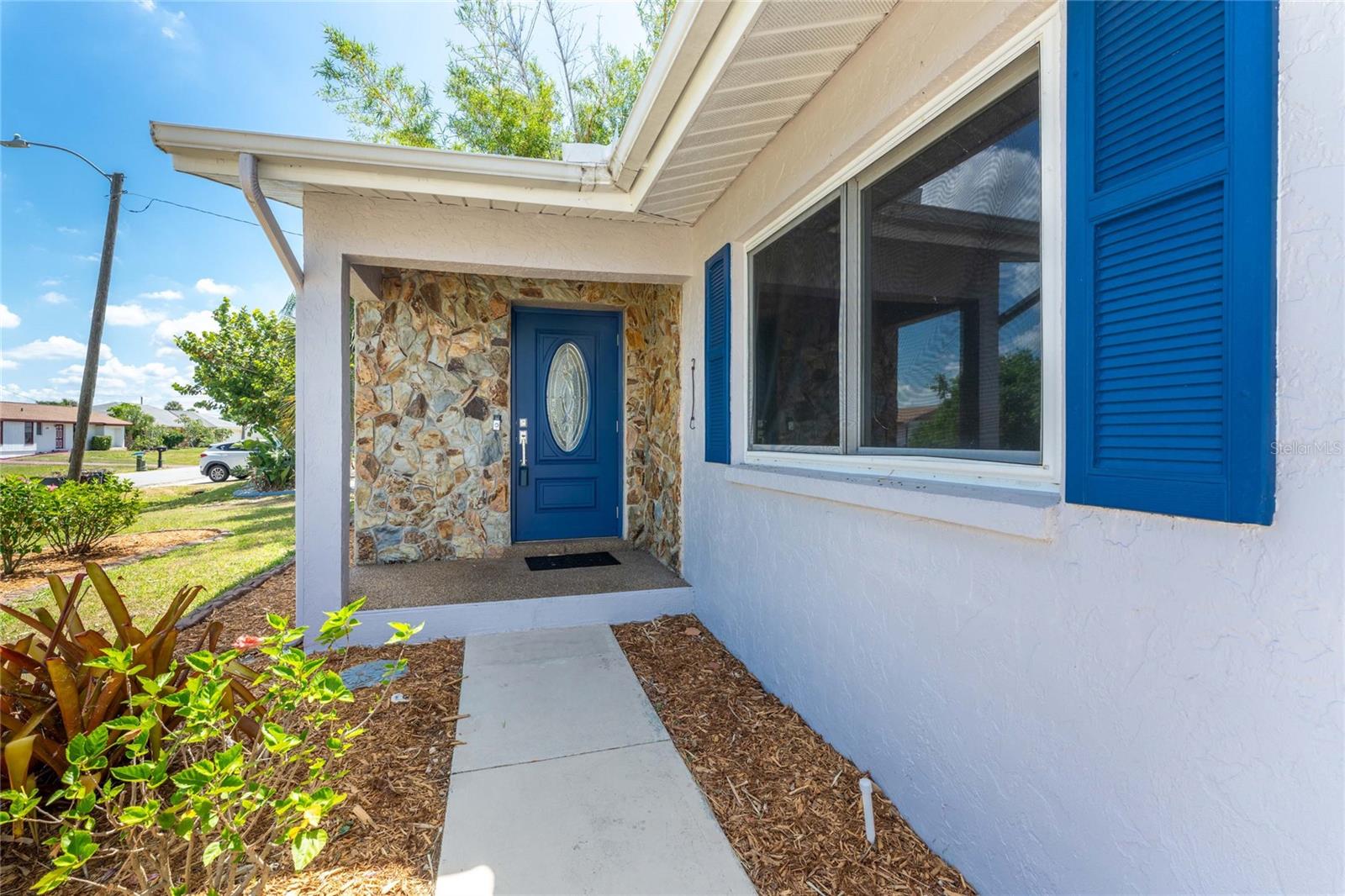 557 MAGNOLIA AVE NW, PORT CHARLOTTE, FL — photo 2