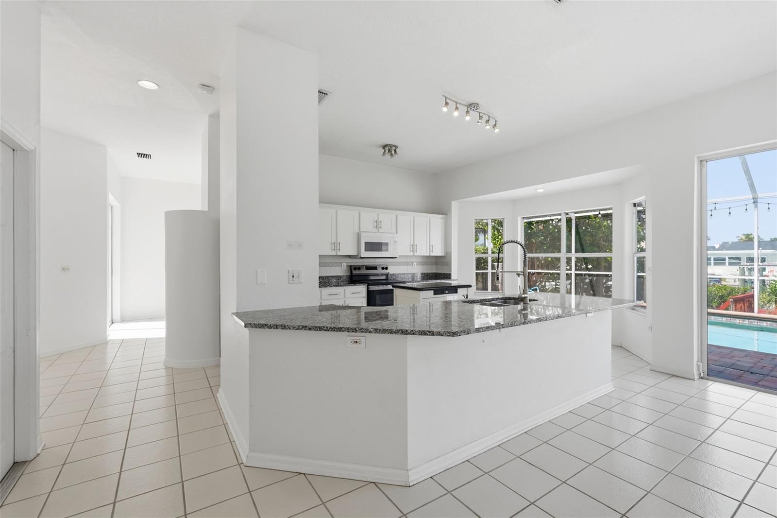 10621 HATTERAS DR, TAMPA, FL — photo 21