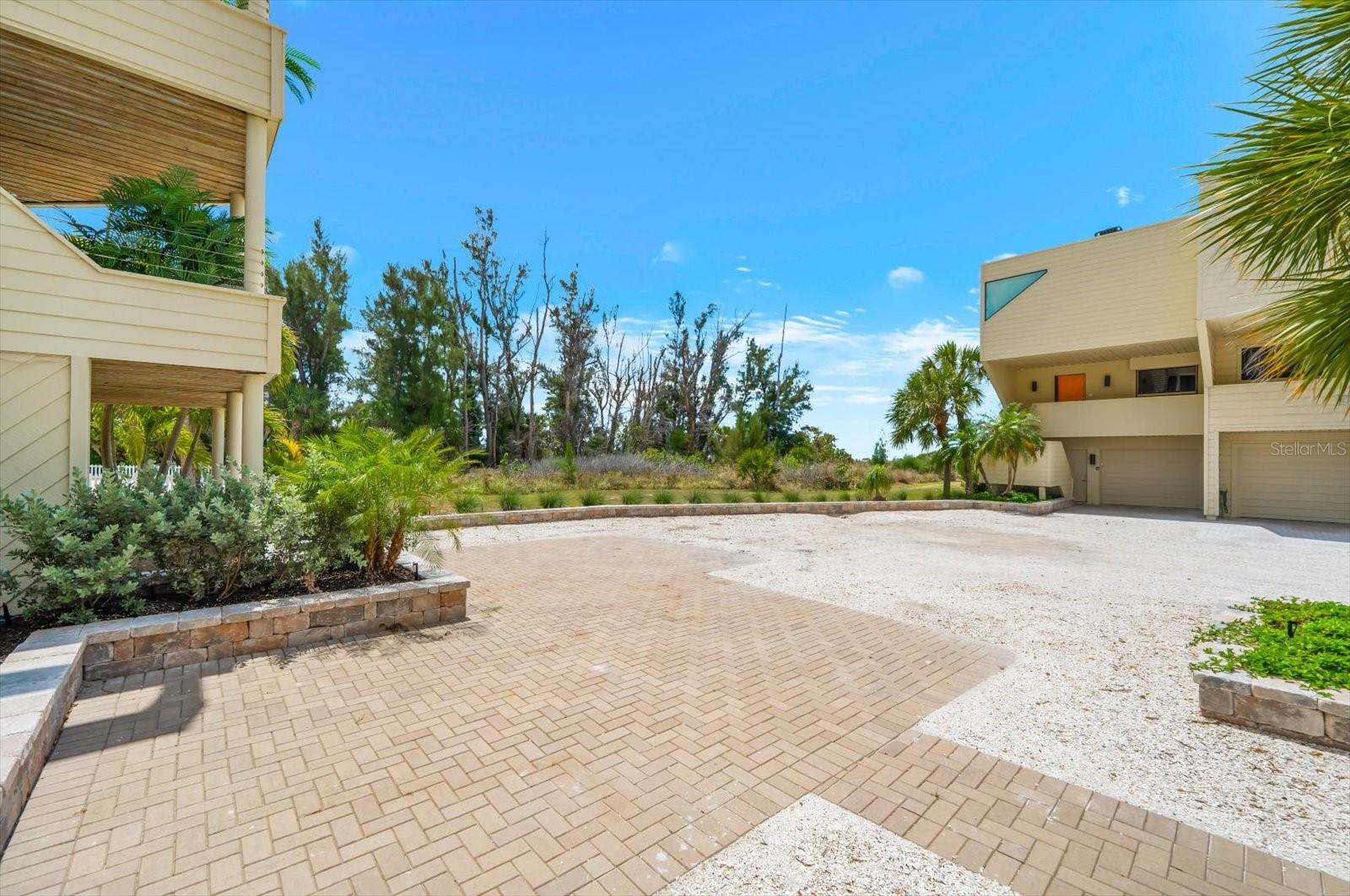 548A BEACH RD, SARASOTA, FL — photo 68