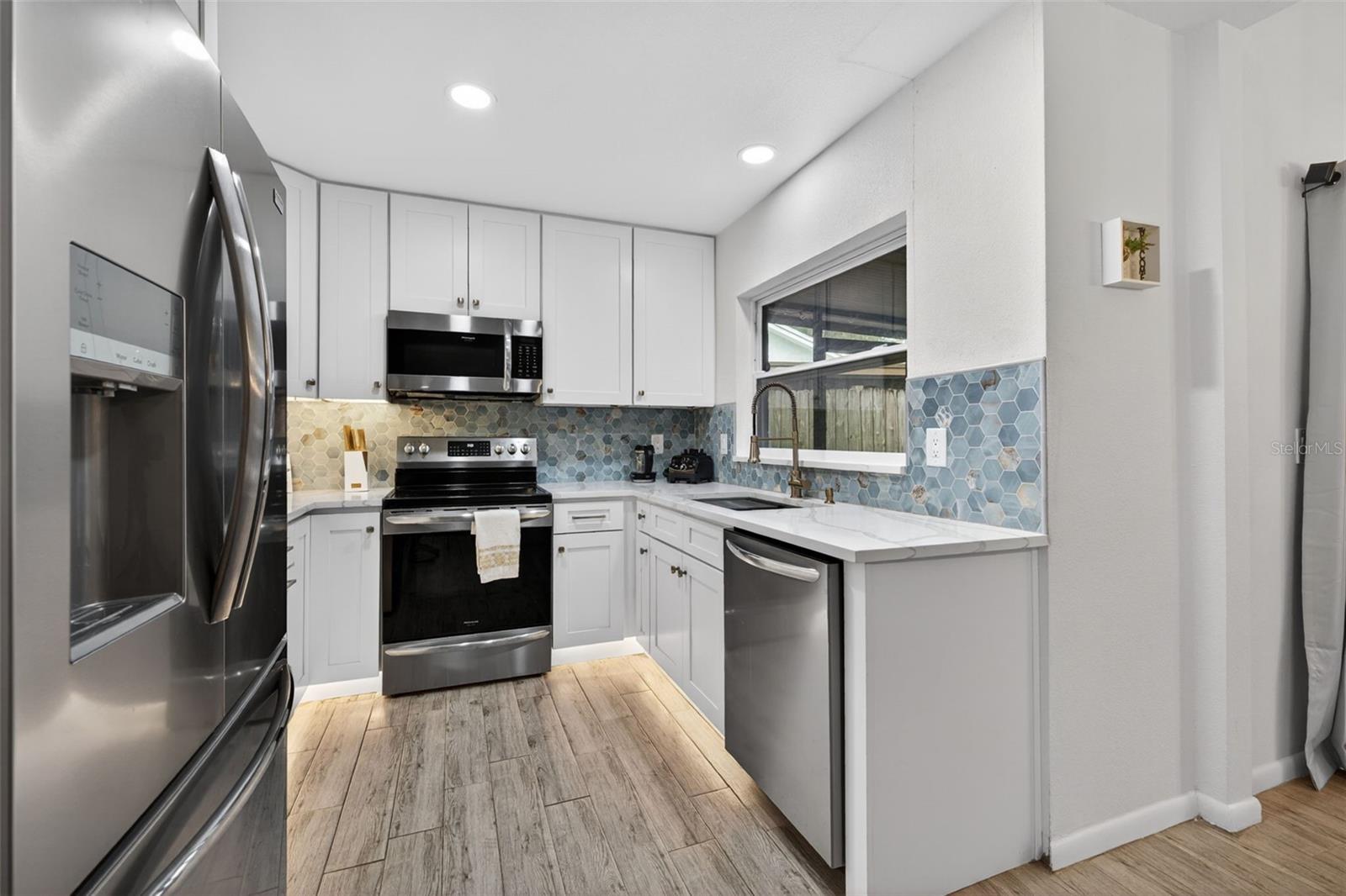 2705 LAKEVILLE DR, TAMPA, FL — photo 4