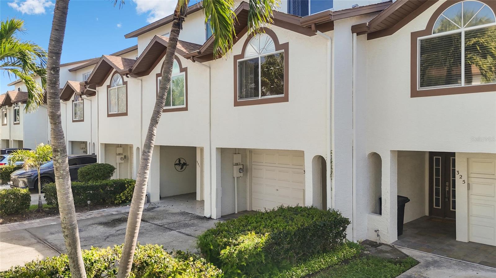 323 MADEIRA CIR, ST PETERSBURG, FL — photo 3