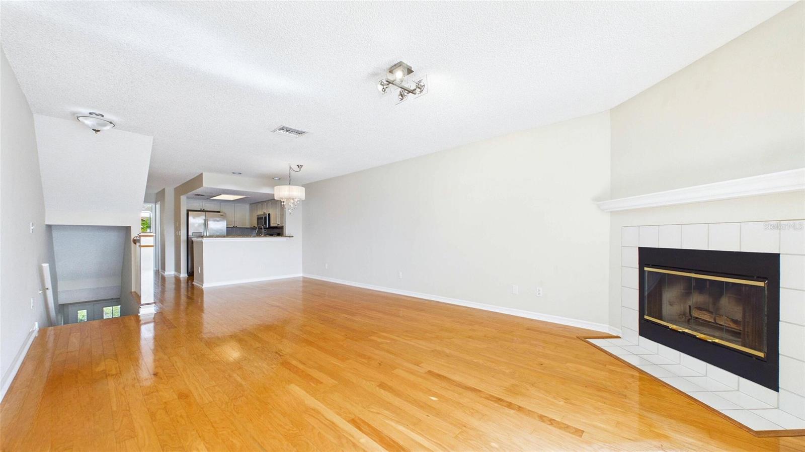 323 MADEIRA CIR, ST PETERSBURG, FL — photo 4