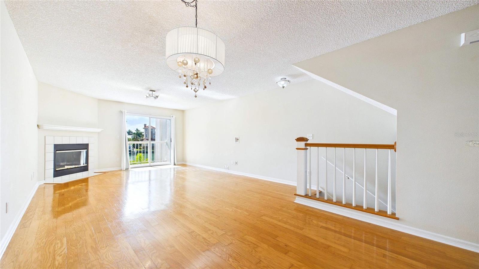323 MADEIRA CIR, ST PETERSBURG, FL — photo 5