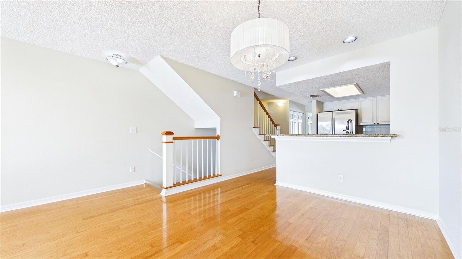 323 MADEIRA CIR, ST PETERSBURG, FL — photo 6