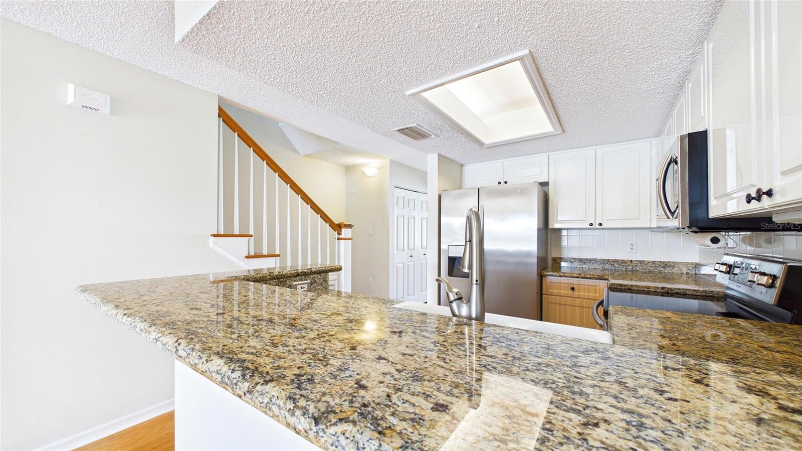 323 MADEIRA CIR, ST PETERSBURG, FL — photo 7
