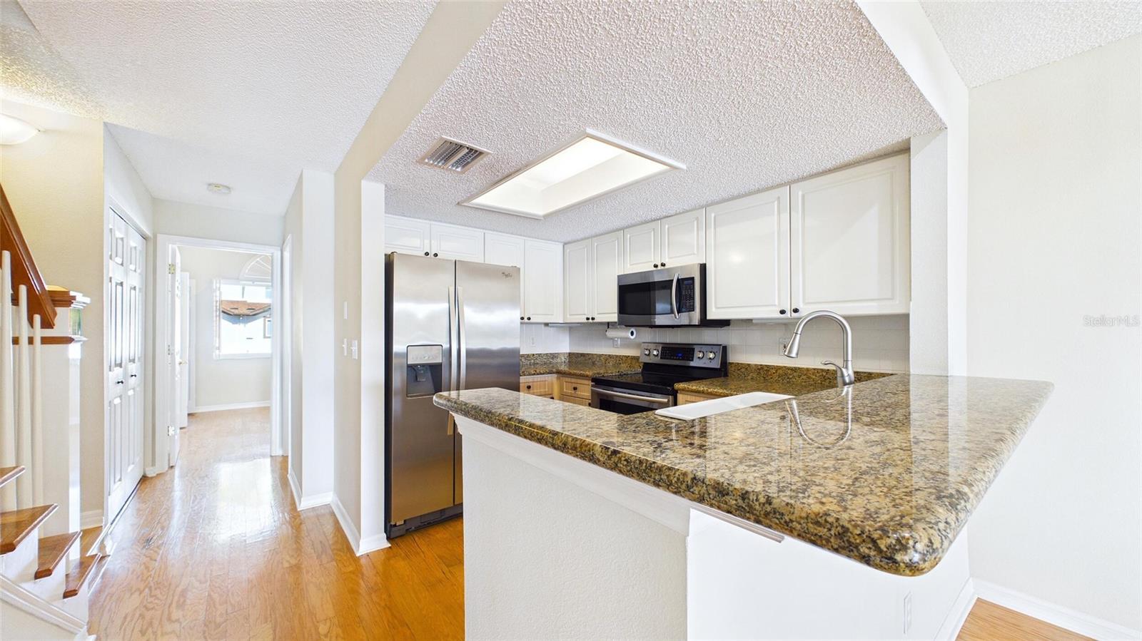 323 MADEIRA CIR, ST PETERSBURG, FL — photo 8