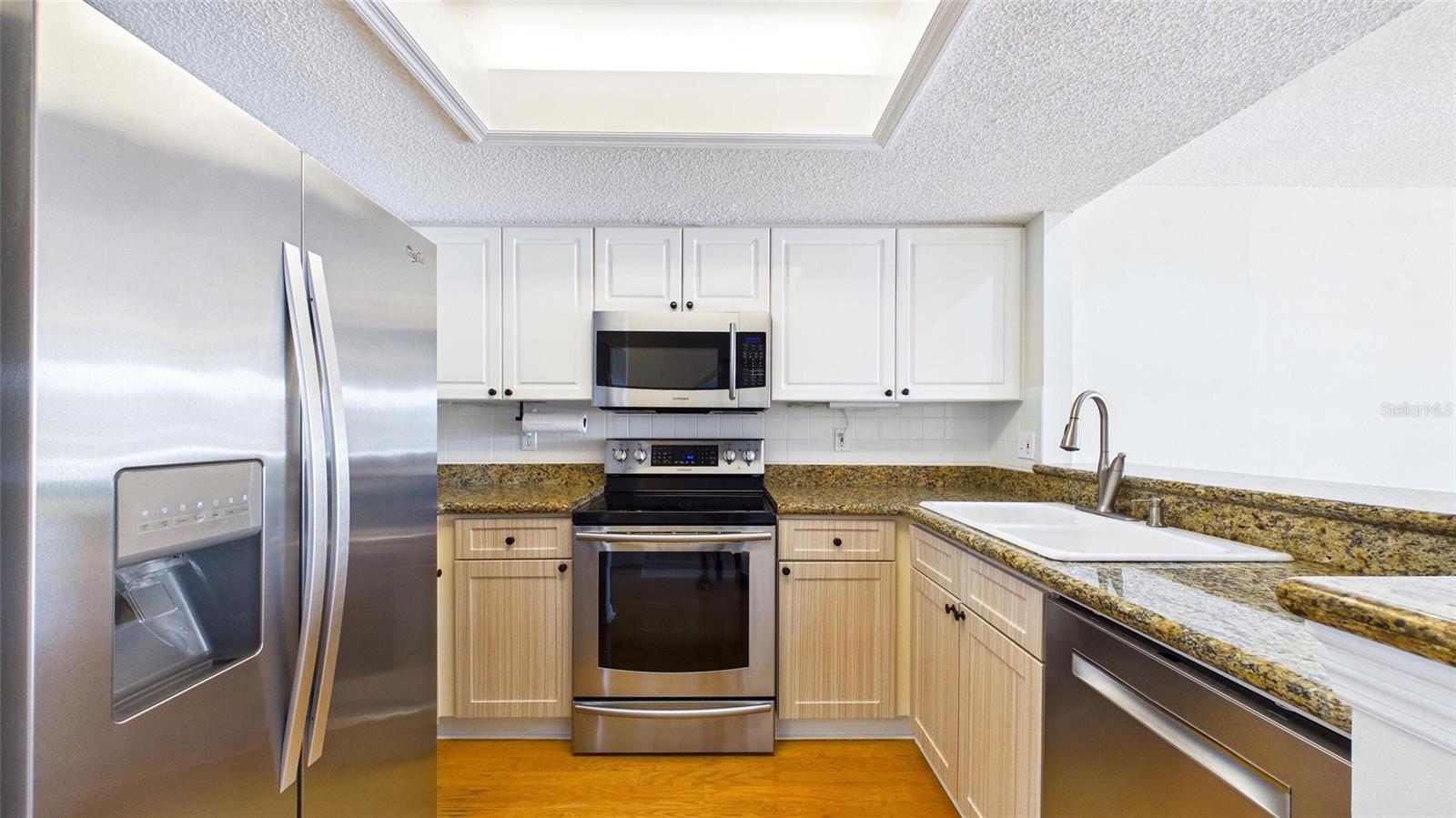323 MADEIRA CIR, ST PETERSBURG, FL — photo 9