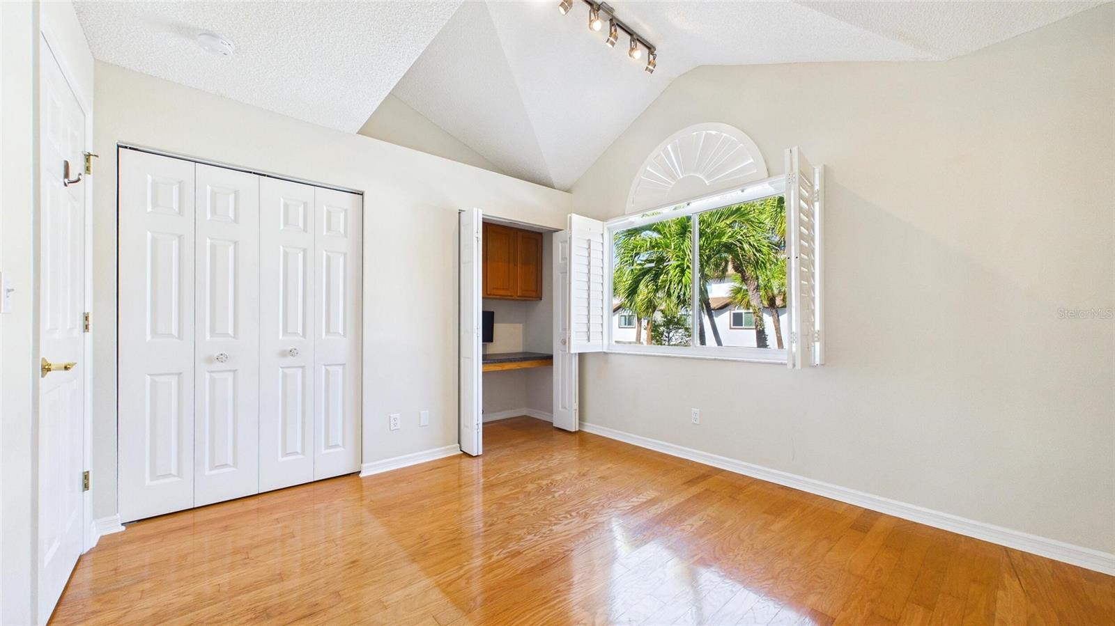 323 MADEIRA CIR, ST PETERSBURG, FL — photo 11