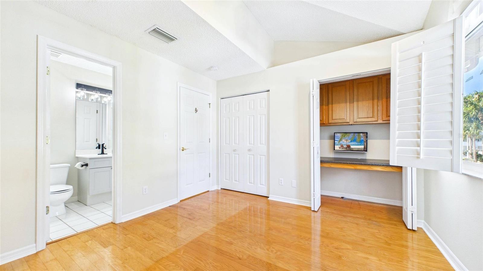 323 MADEIRA CIR, ST PETERSBURG, FL — photo 12