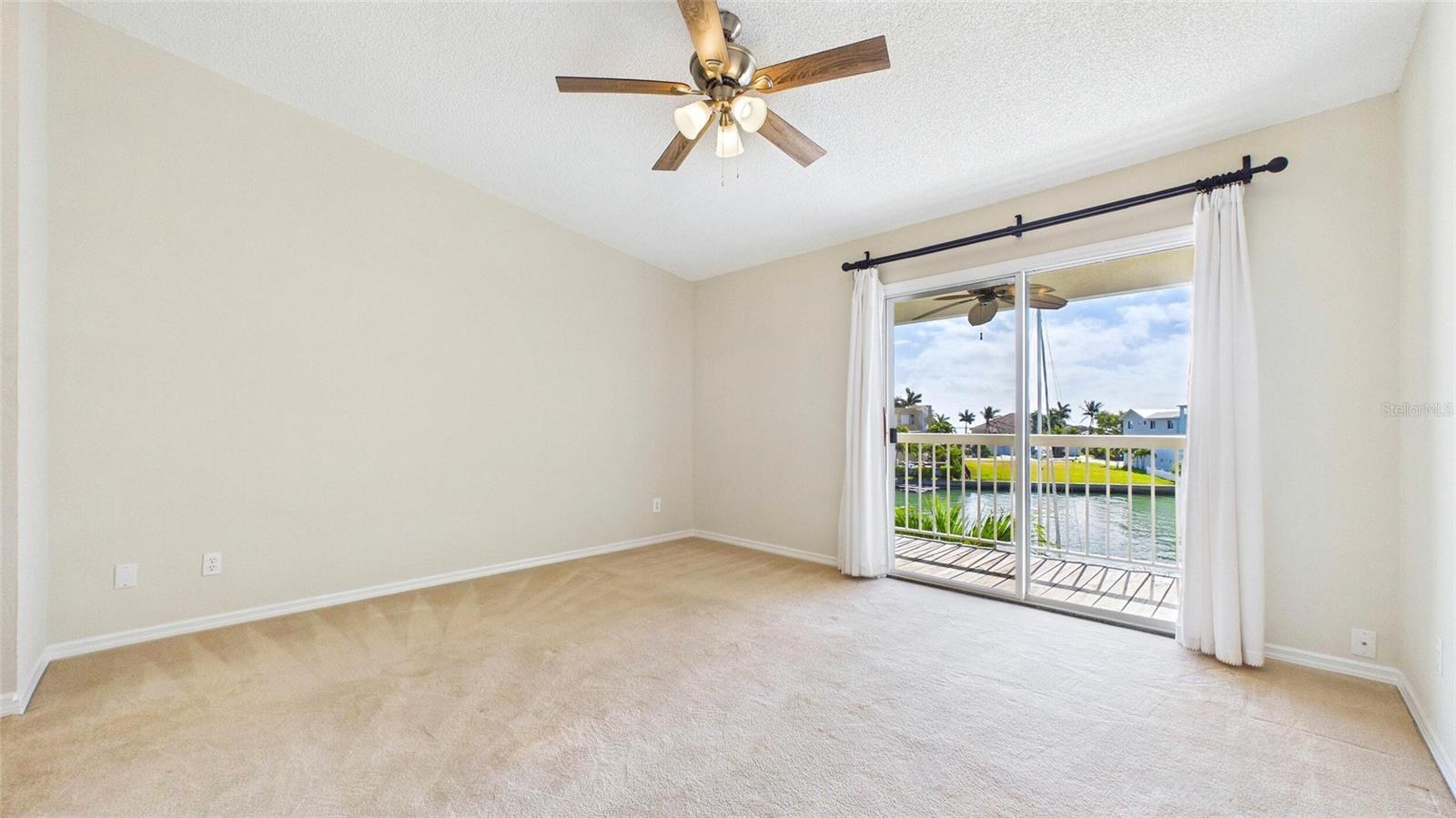323 MADEIRA CIR, ST PETERSBURG, FL — photo 16