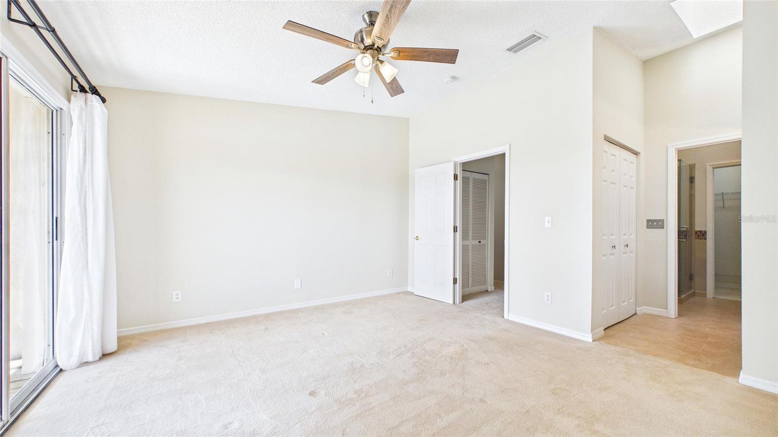 323 MADEIRA CIR, ST PETERSBURG, FL — photo 17