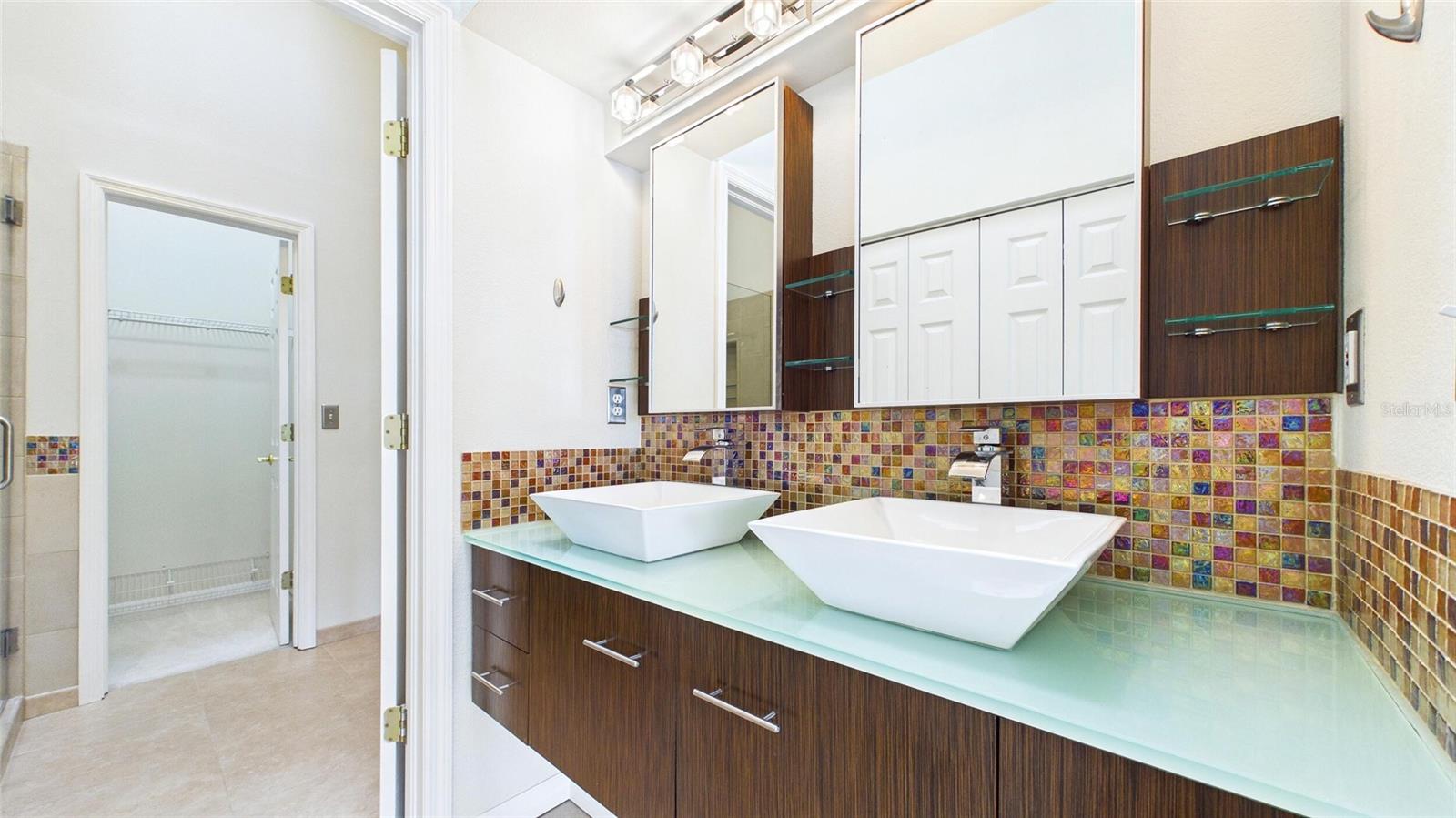 323 MADEIRA CIR, ST PETERSBURG, FL — photo 18