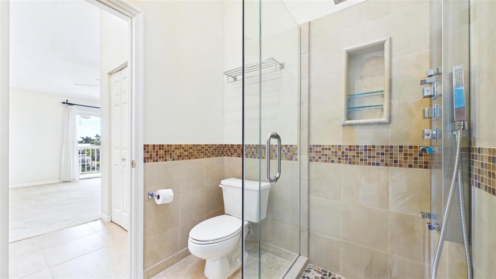 323 MADEIRA CIR, ST PETERSBURG, FL — photo 19
