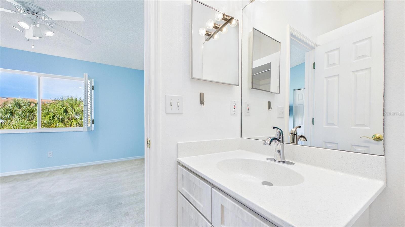 323 MADEIRA CIR, ST PETERSBURG, FL — photo 21