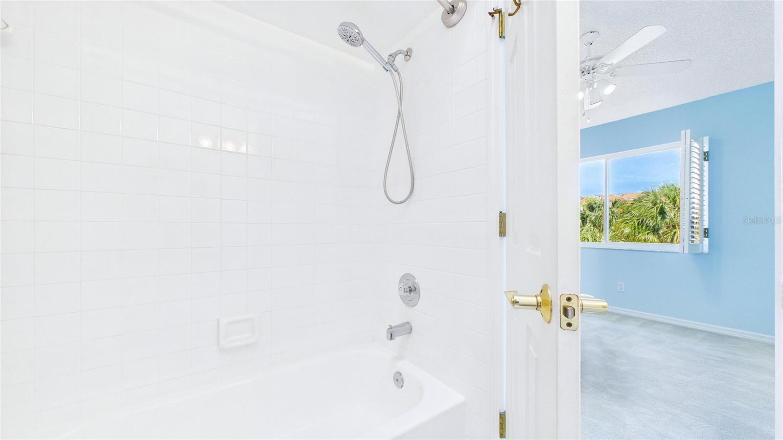 323 MADEIRA CIR, ST PETERSBURG, FL — photo 22