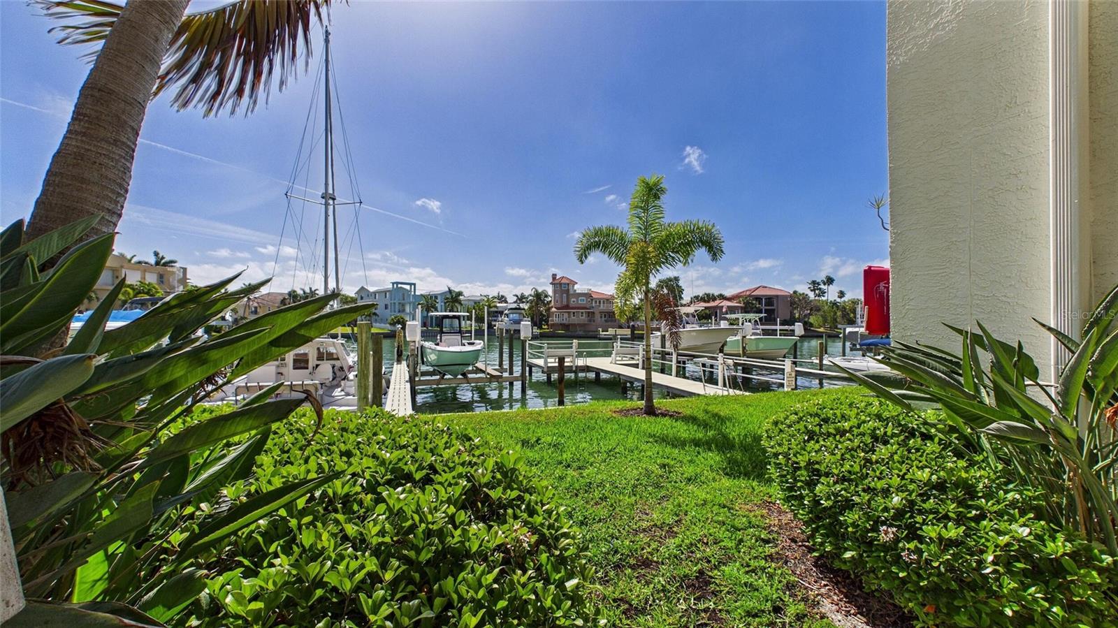 323 MADEIRA CIR, ST PETERSBURG, FL — photo 25