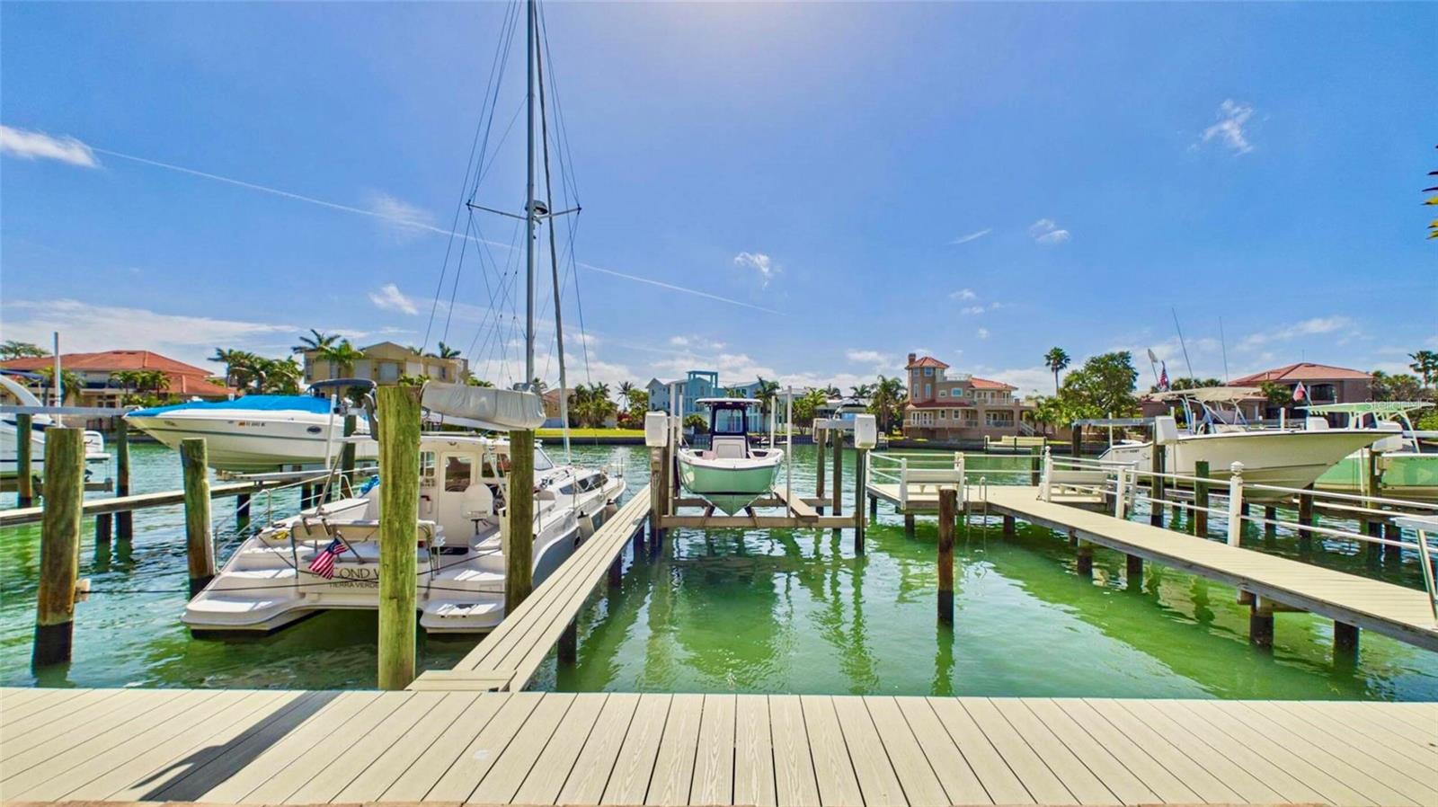 323 MADEIRA CIR, ST PETERSBURG, FL — photo 28