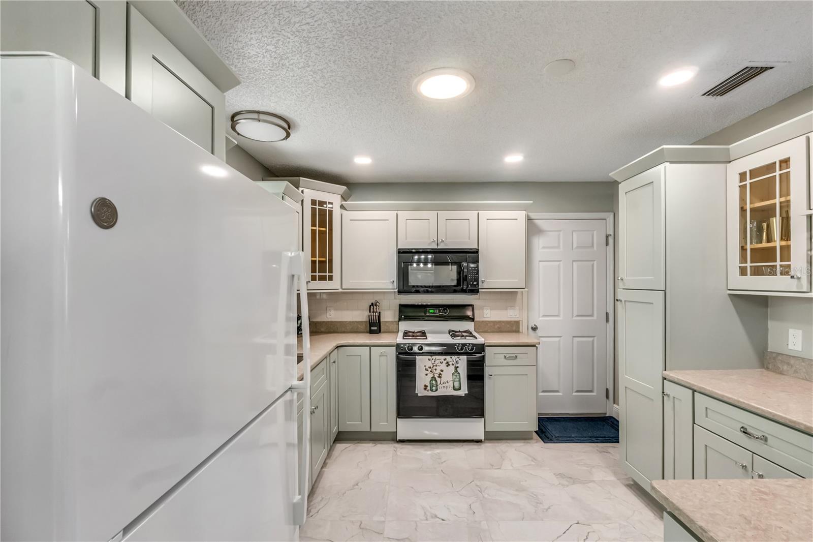17654 SE 93RD BUTLER CT, THE VILLAGES, FL — photo 11