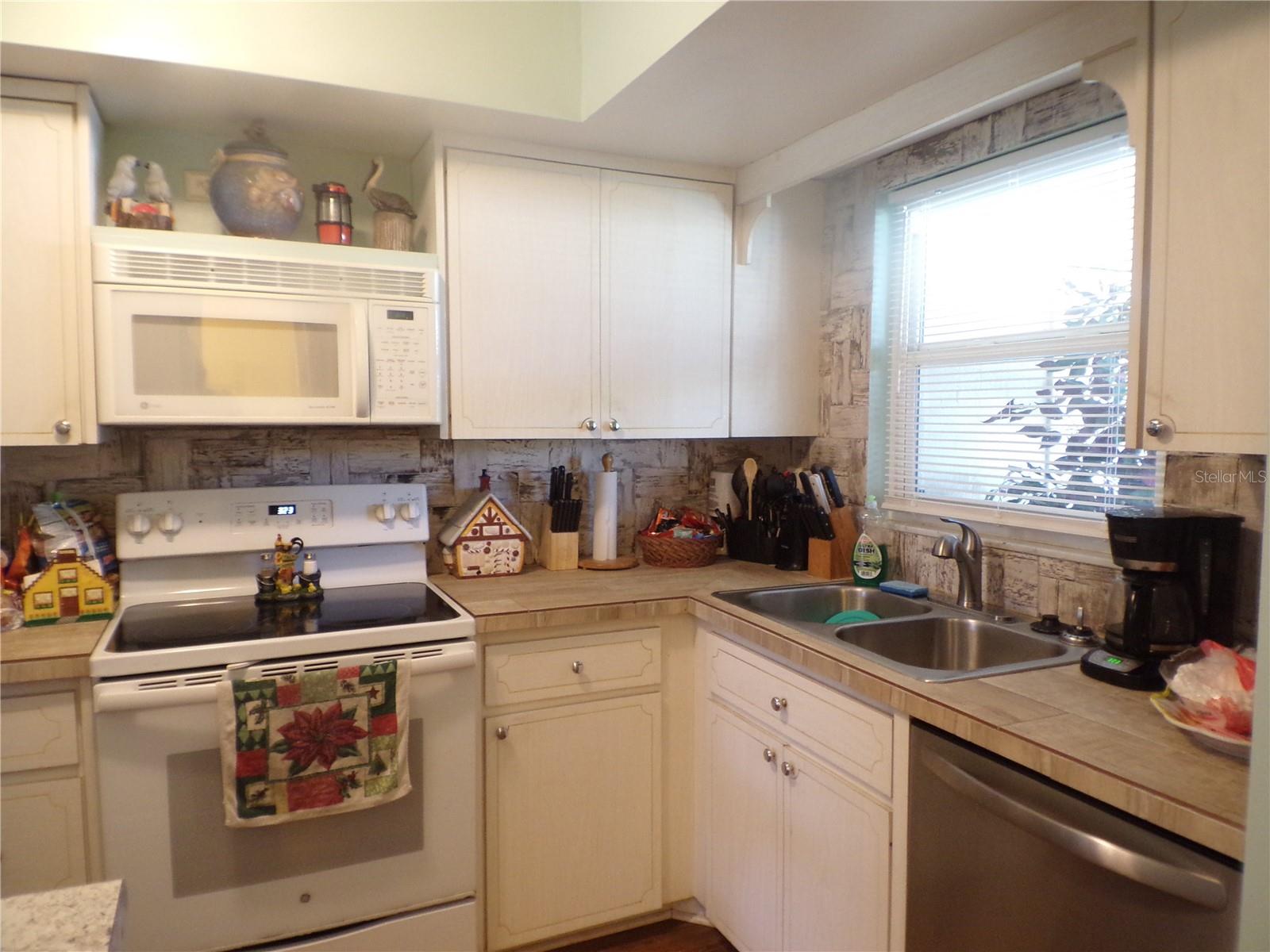 670 PARK CIR, BRADENTON, FL — photo 2