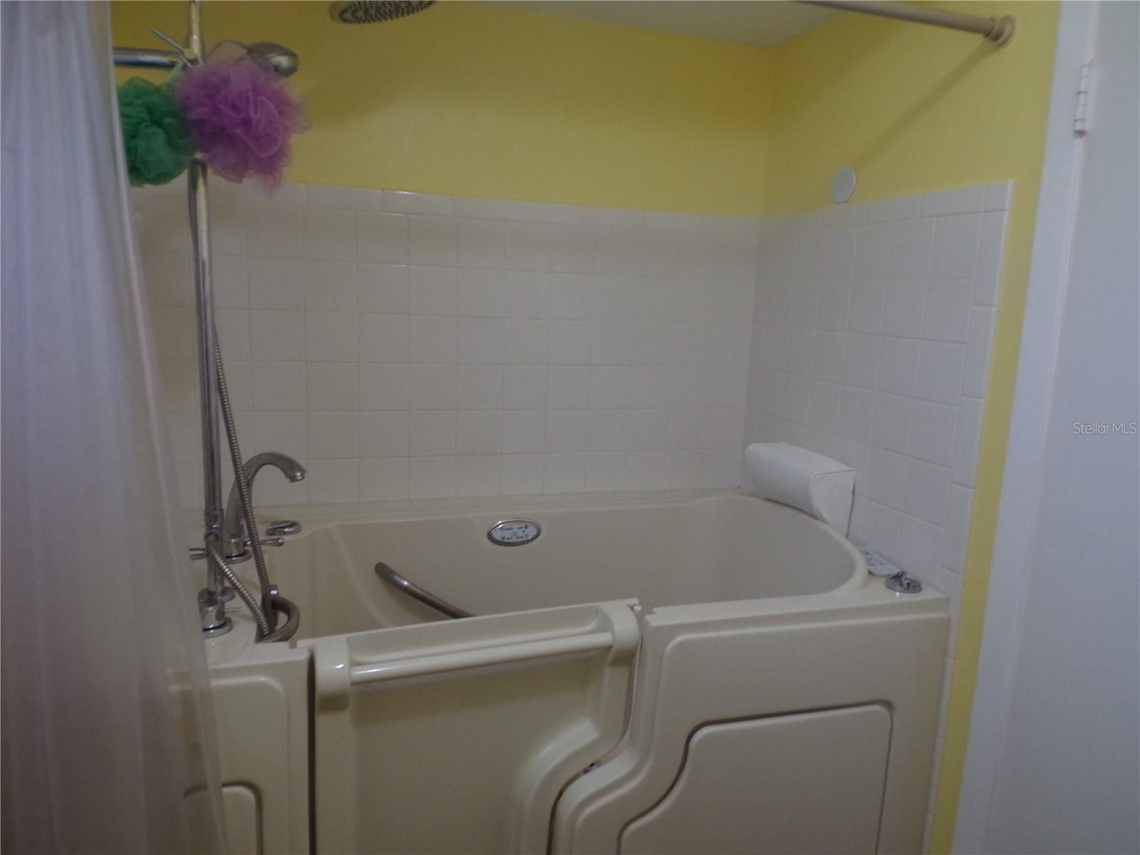 670 PARK CIR, BRADENTON, FL — photo 32