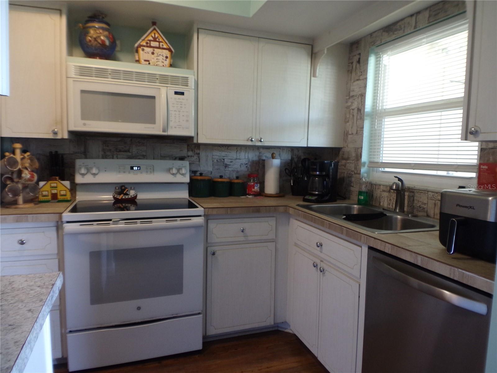 670 PARK CIR, BRADENTON, FL — photo 40