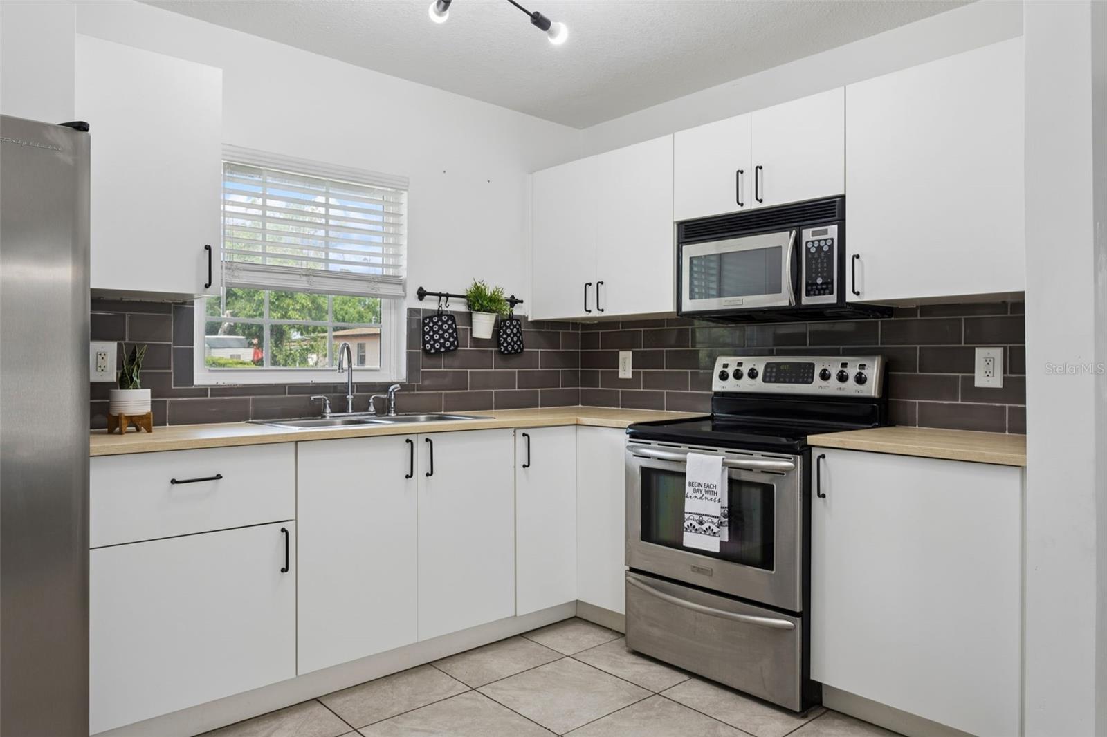 8303 TEMPLE PARK DR, TAMPA, FL — photo 4