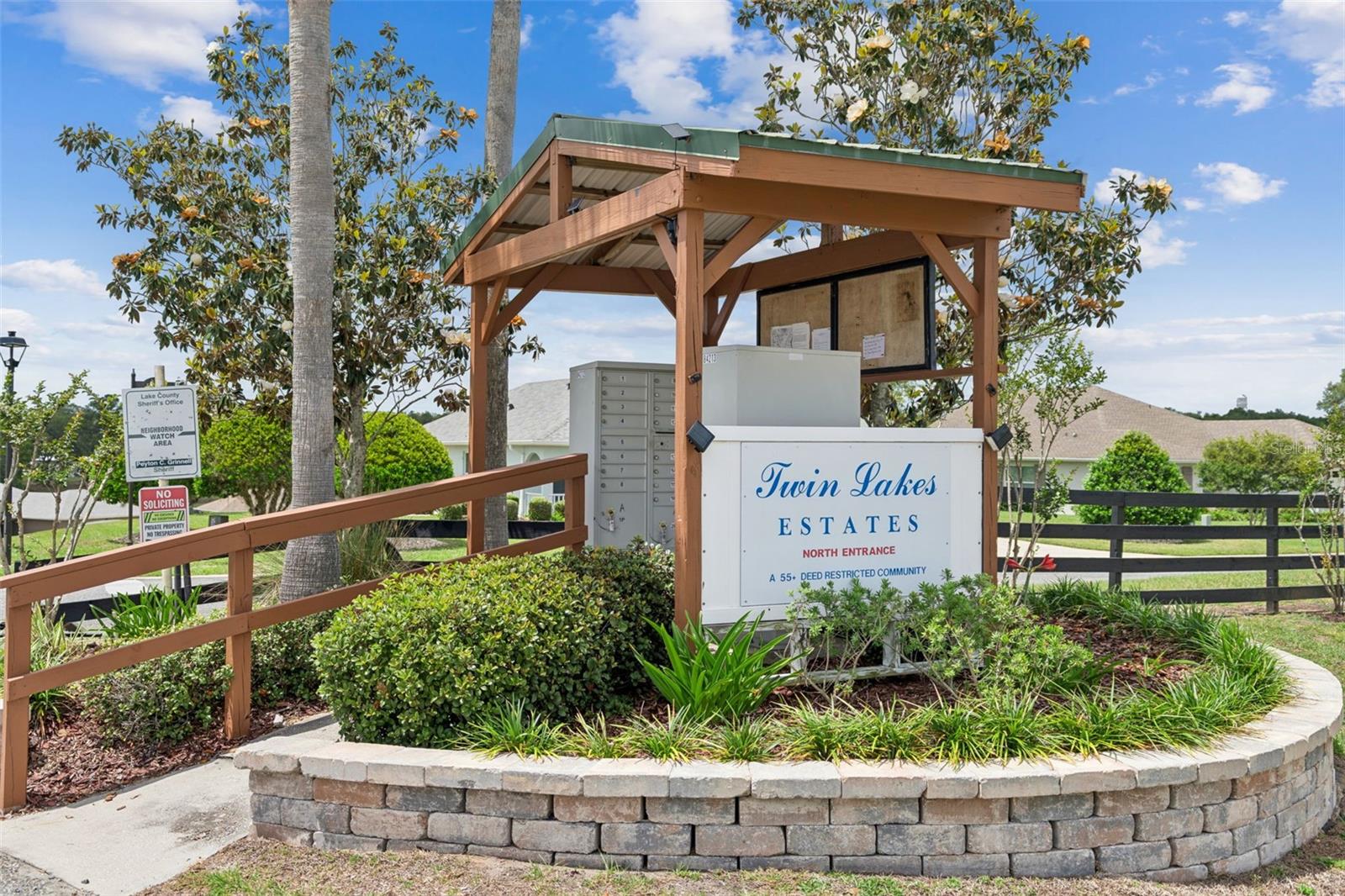 100 FAIRWAY CIR, UMATILLA, FL — photo 13