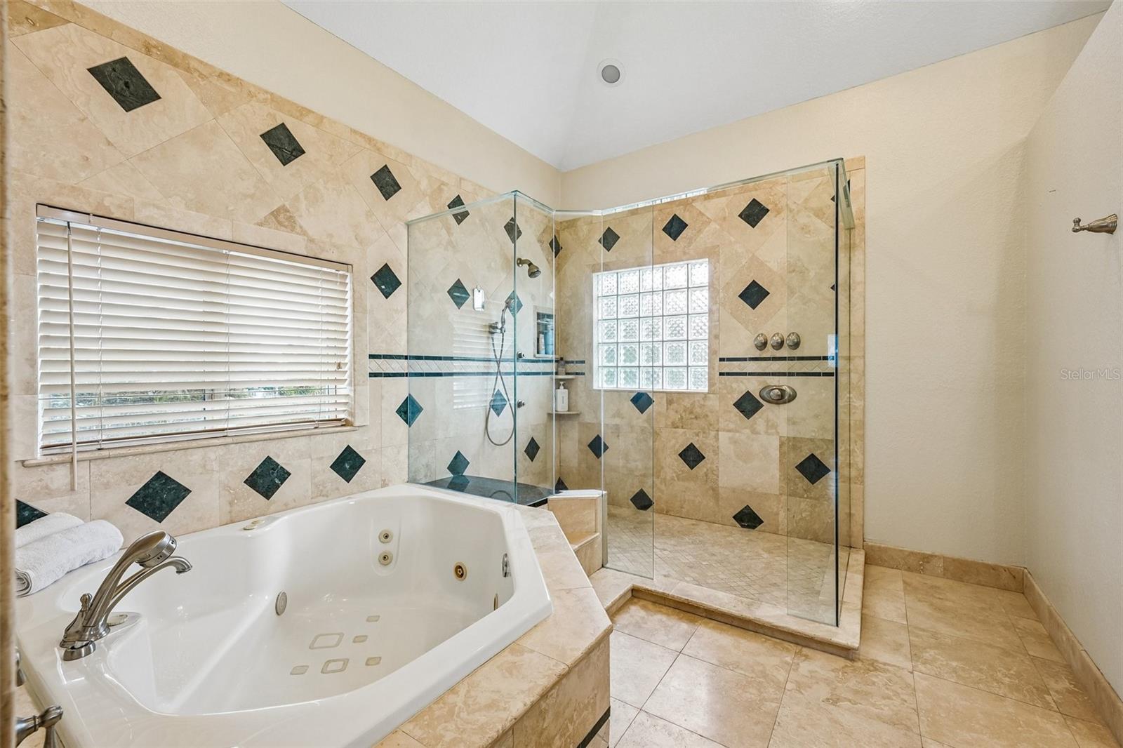2032 MASSACHUSETTS AVE NE, ST PETERSBURG, FL — photo 29