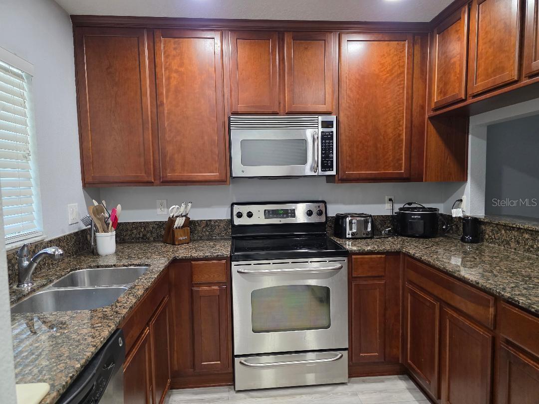 37613 AARALYN RD, ZEPHYRHILLS, FL — photo 2