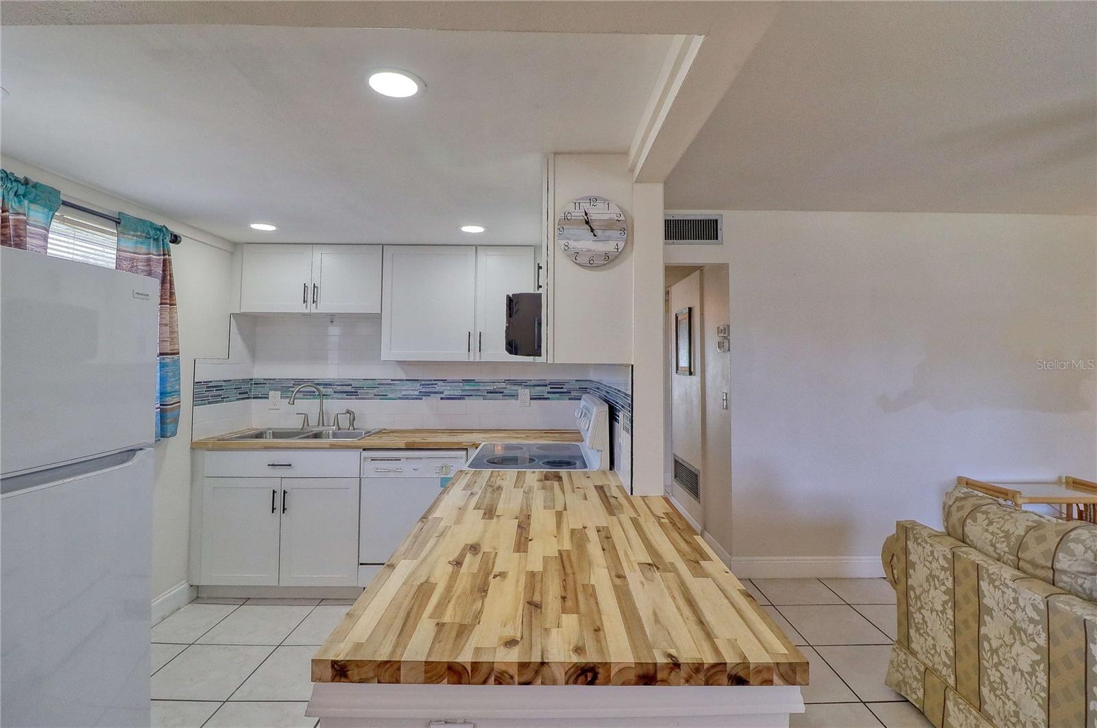 101 CAMBRIDGE TRL #196, SUN CITY CENTER, FL — photo 14