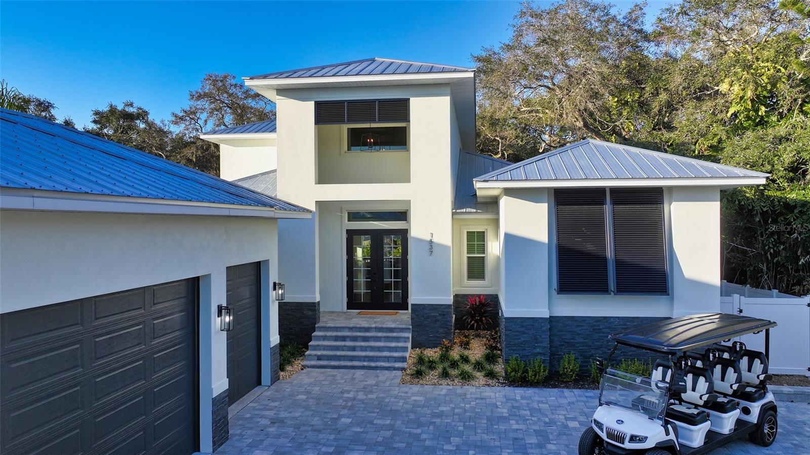 1537 SIESTA DR, SARASOTA, FL — photo 2