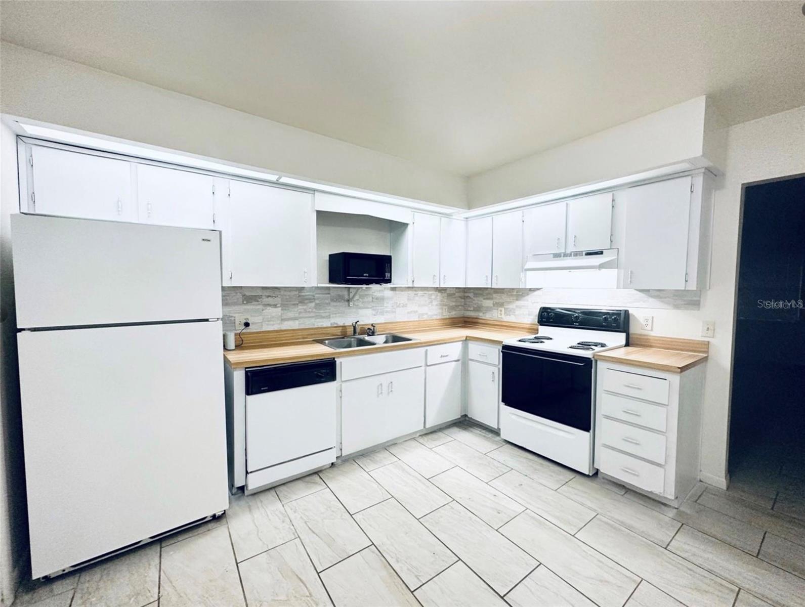 101 LAKE HUNTER DR #15 & 16, LAKELAND, FL — photo 3