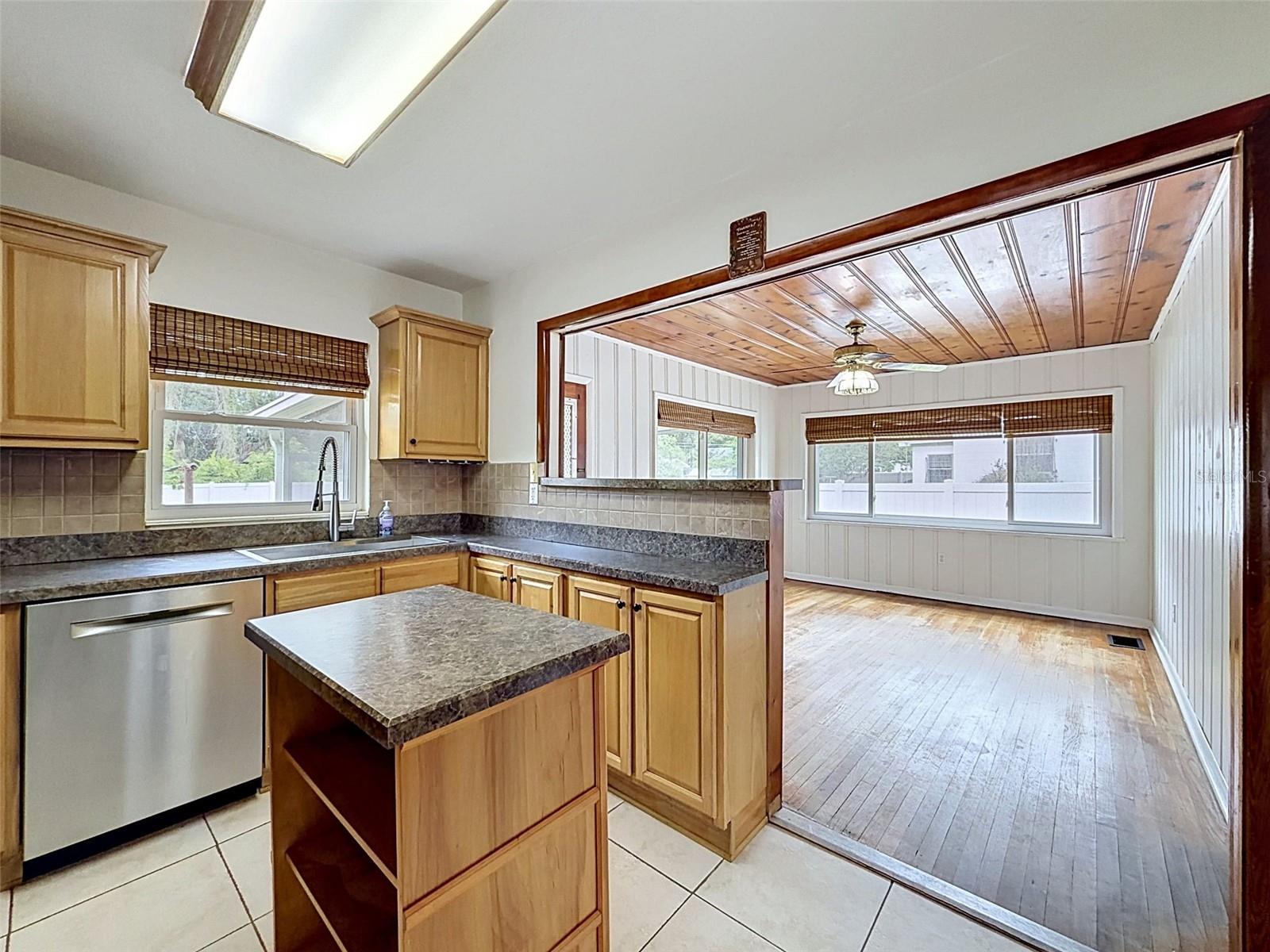 2518 W NORTH ST, TAMPA, FL — photo 17