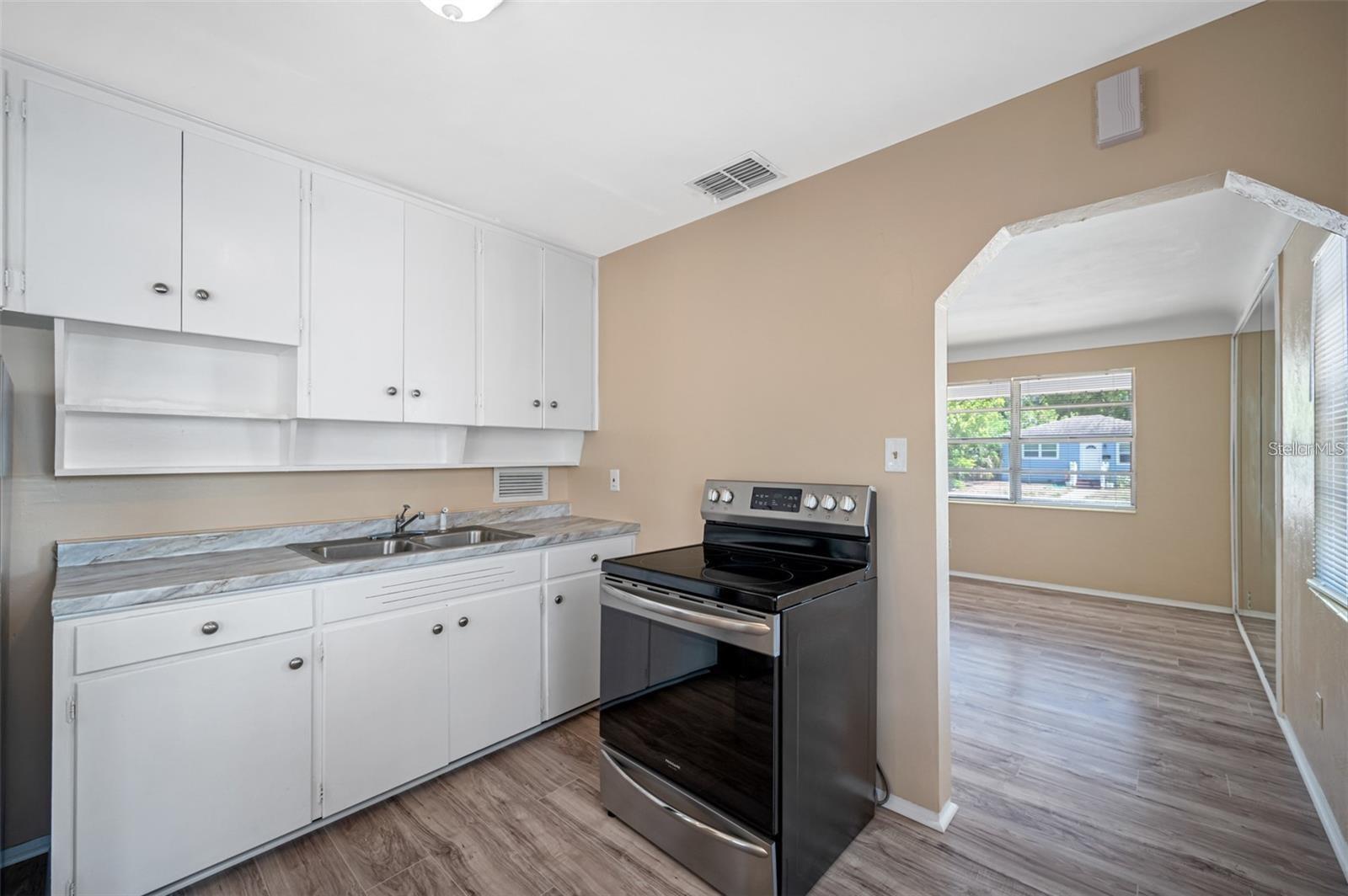 5055 3RD AVE S, ST PETERSBURG, FL — photo 2