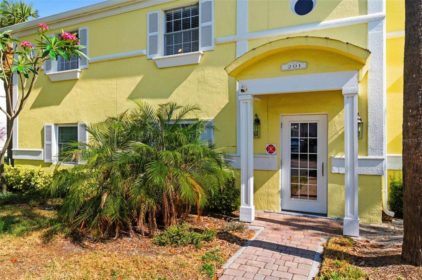 201 POMPANO DR SE #C furnished, ST PETERSBURG, FL — photo 2